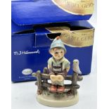 Hummel-Figur , Junge auf Zaun in orig. Karton "Goebel", H-10,5 cm, B-8 cm