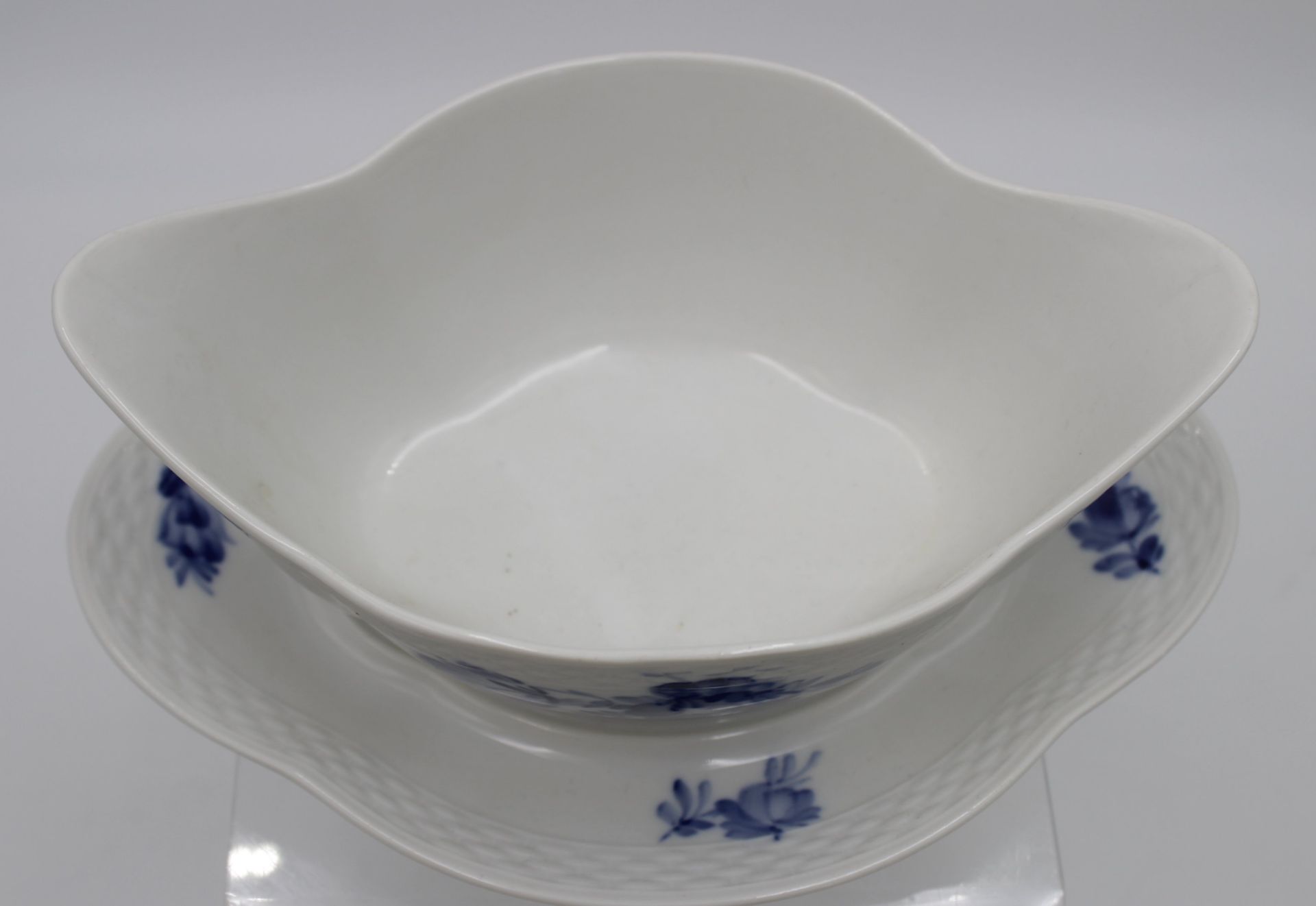 Sauciere, Royal Copenhagen, blaue Blume, 3 Schleifstriche, Stand wohl restauriert, H-8,2cm L-22cm. - Bild 2 aus 4