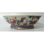 ovale China-Schale, umlaufende Figurenbemalung, rote chines. Marke, H-6 cm, 19x13 cm, Altersspuren