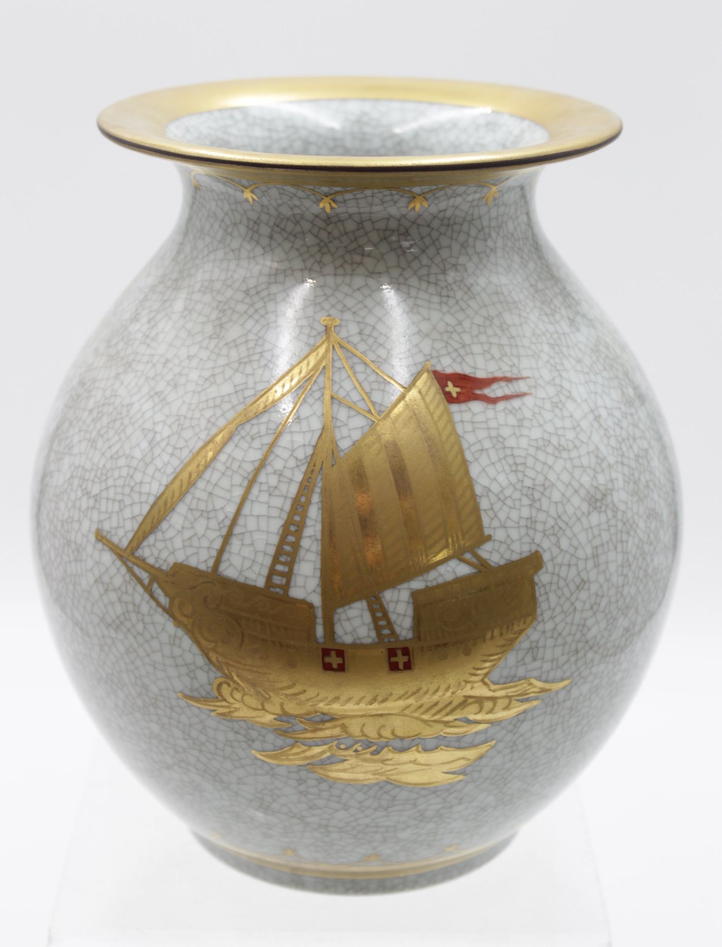 bauchige Vase, Royal Copenhagen, Craquelée, Nr. 2505, Fisch u.- Schiffsbemalung in Gold, H-21cm.