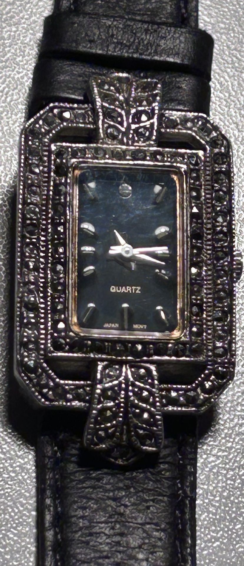 Quartz Damenarmbanduhr in Art Deko Silbergehäuse mit Markasiten, Uhr wohl sekundär, Lderband