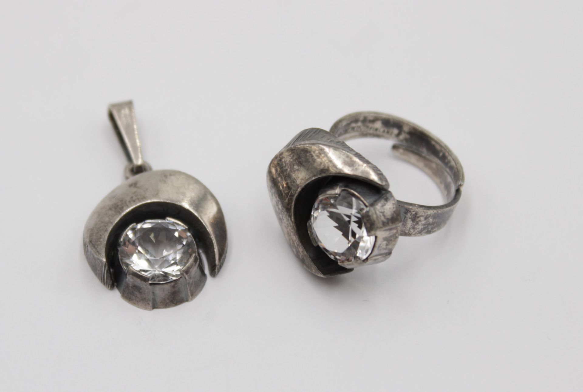 Set, 925er Silber, Ring mit offener Schiene, Anhänger, je mit klarem Stein, zus. 11,9gr.