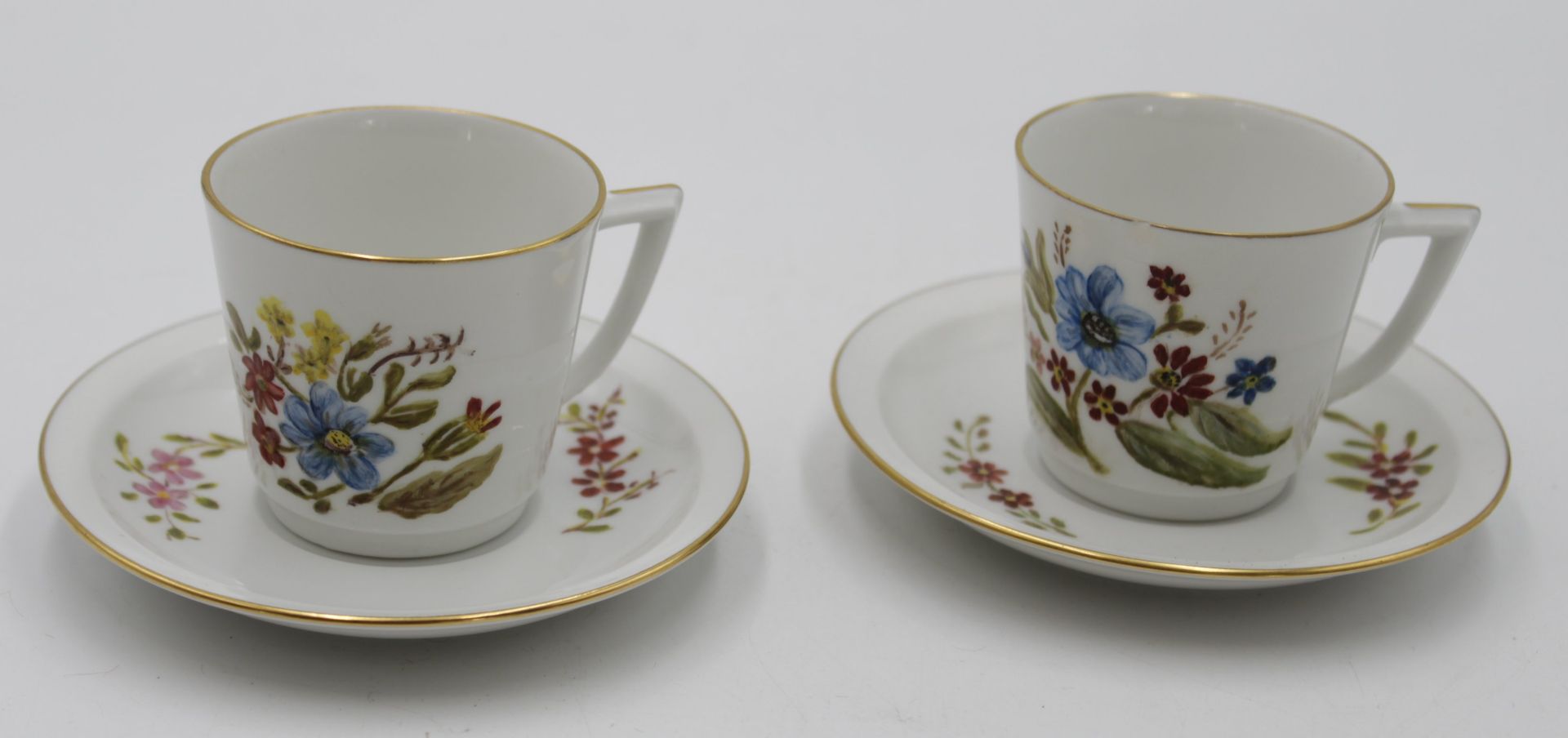 2x Tassen mit U.T., Royal Copenhagen, florale Bemalung, beide Tassen bestossen, ca. H-5,6cm.