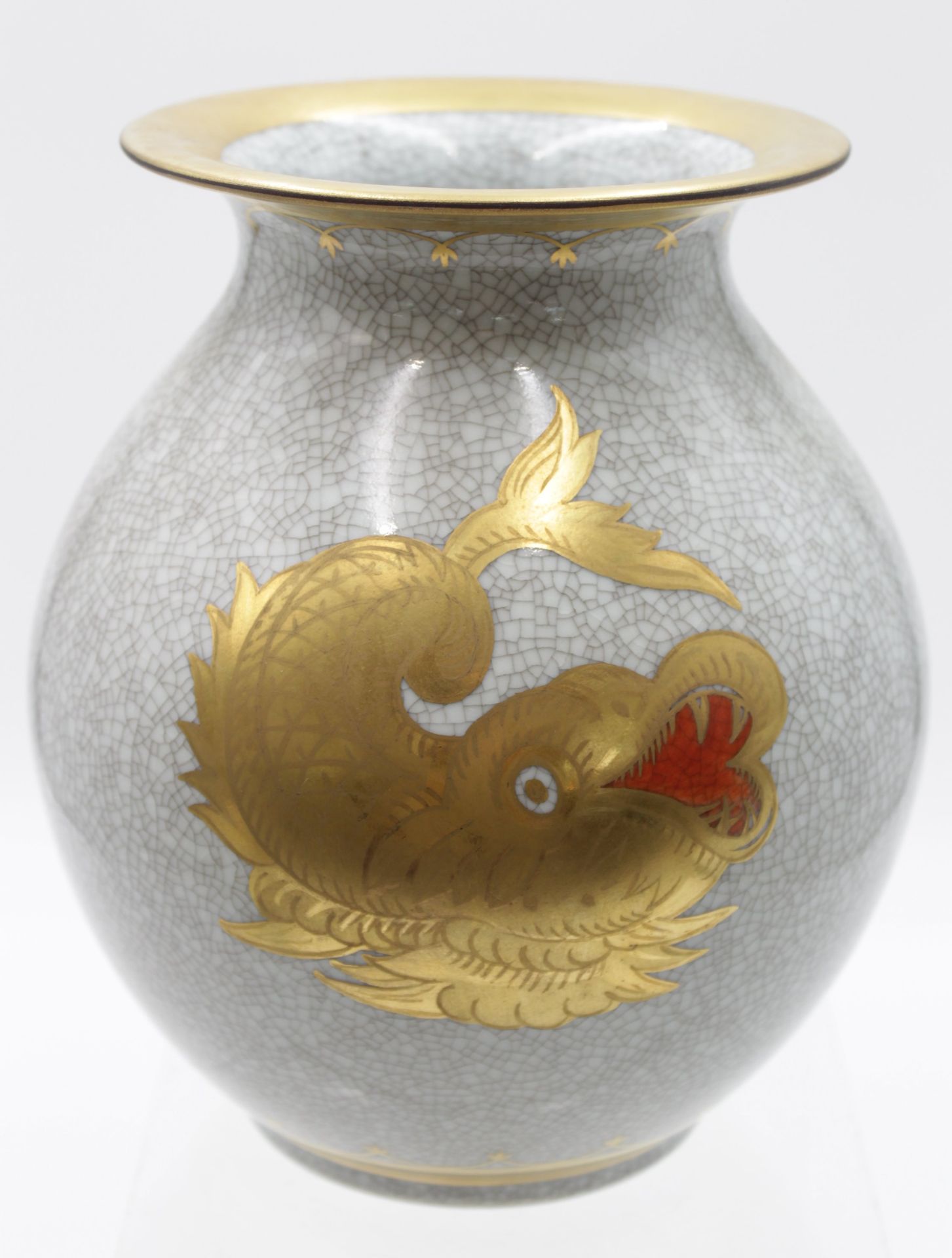 bauchige Vase, Royal Copenhagen, Craquelée, Nr. 2505, Fisch u.- Schiffsbemalung in Gold, H-21cm. - Bild 2 aus 3