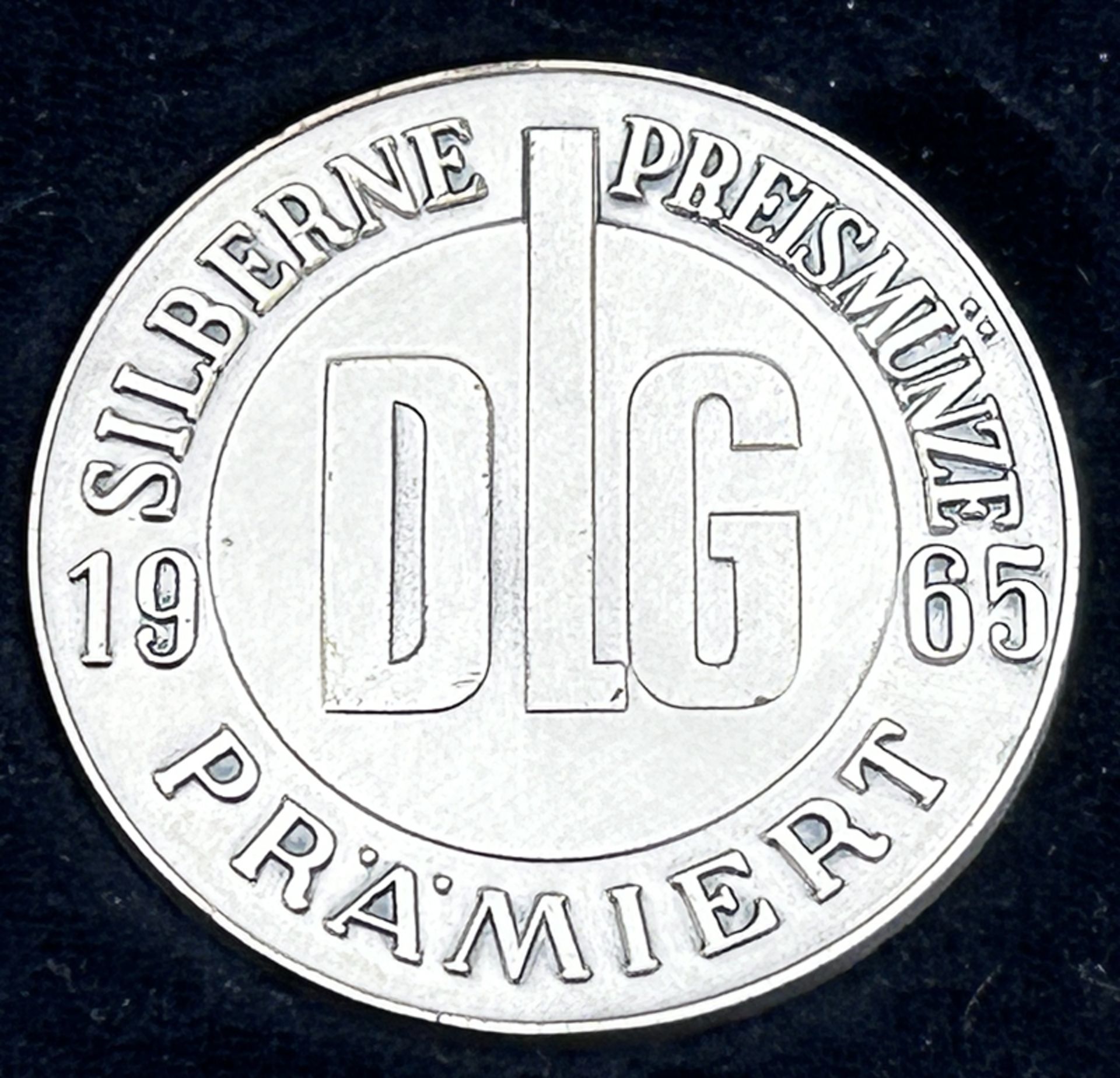 3 Preis-Plaketten "Deutsche Landwirtschaftliche Gesellschaft" in OVP, 60-er Jahre, ca. 4 cm - Image 4 of 5