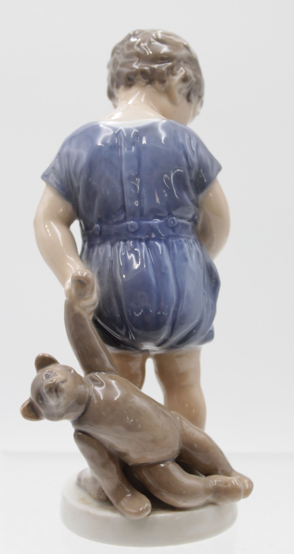 Junge mit Teddy, Royal Copenhagen, Entw. Ada Bonfils, Modellnr. 3468, polychrom bemalt in Unterglas - Bild 2 aus 3