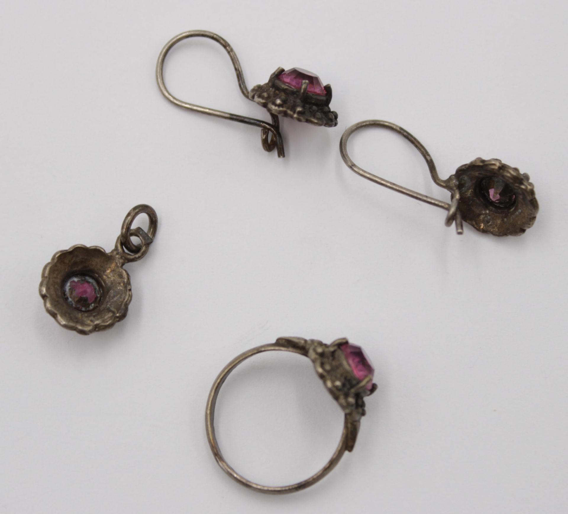 Set, Silber (gepr.), Ring, kl. Anhänger und Ohrhänger,  je mit rosa Stein, zus. 7,1gr., RG 49/50 - Bild 3 aus 3