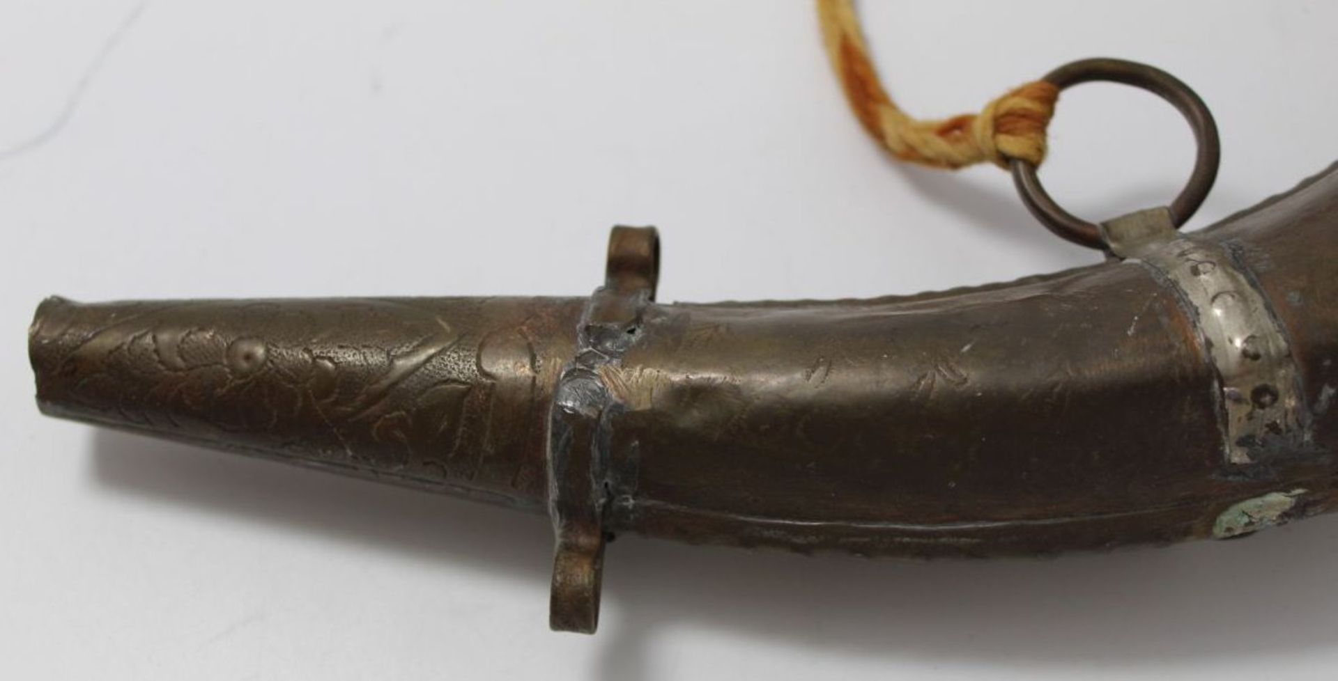 gr. Kupfer-Pulverhorn, Verschluss fehlt, L-ca. 39 cm, graviert, wohl 19.Jhd.? - Bild 3 aus 5