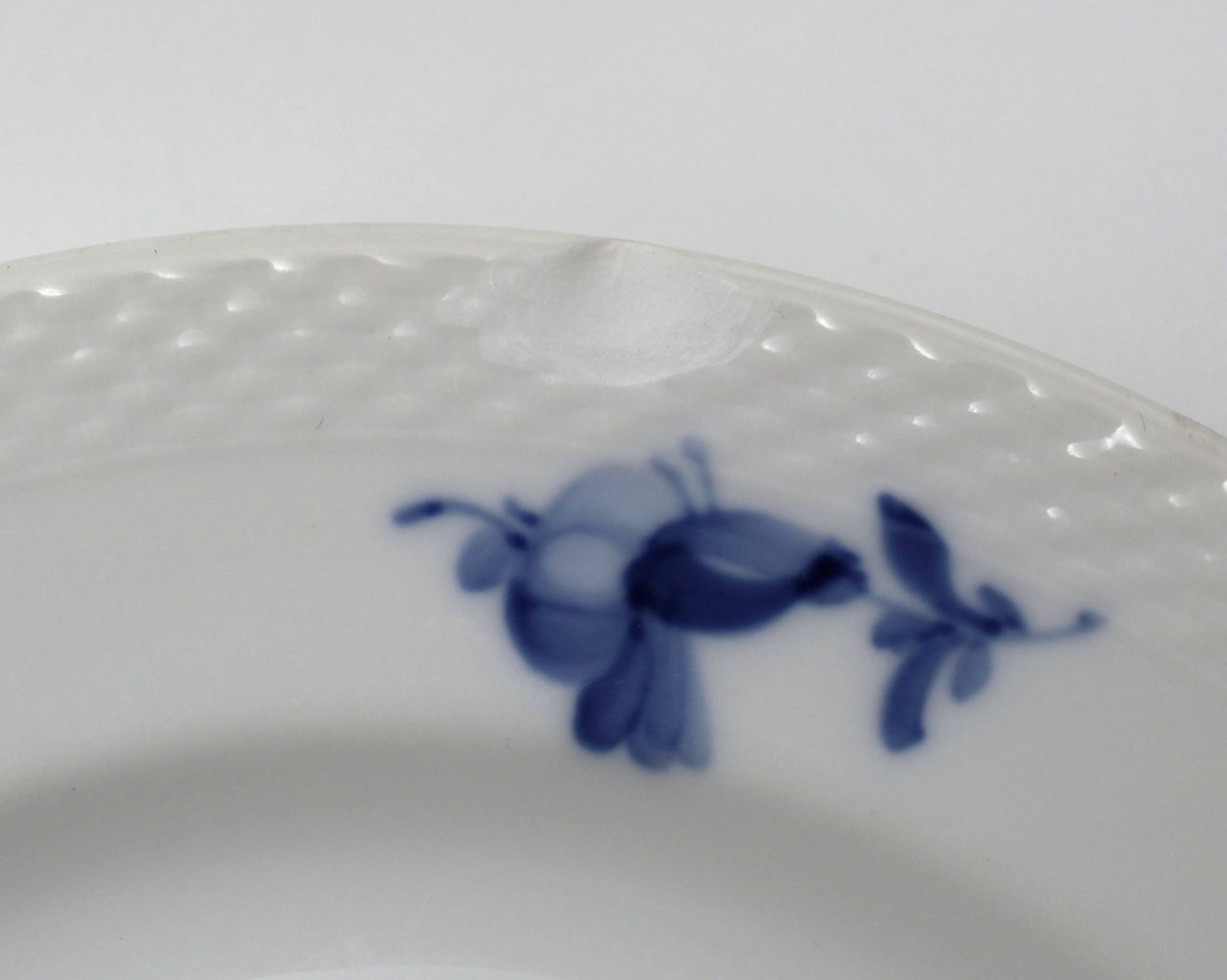 6x flache Teller, Royal Copenhagen, blaue Blume, 2 Teller mit Bestossungen, 1x MArke durchschliffen - Image 3 of 4