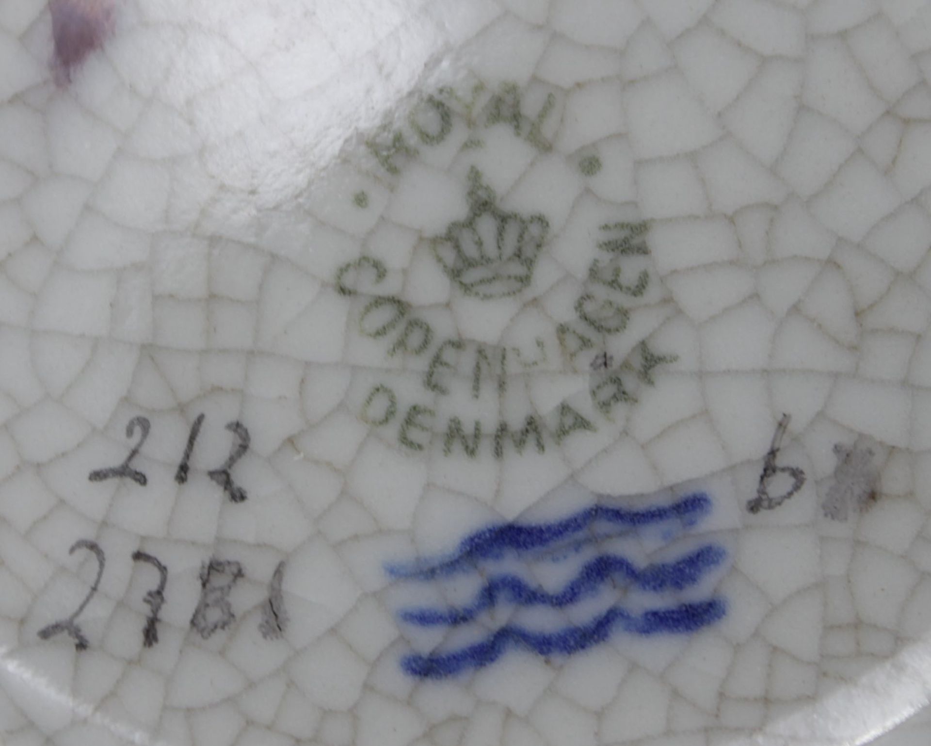 Deckelvase, Royal Copenhagen, Craquelée, Nr. 2781, Deckel mit plast. Frucht, H-23,5cm. - Bild 3 aus 3