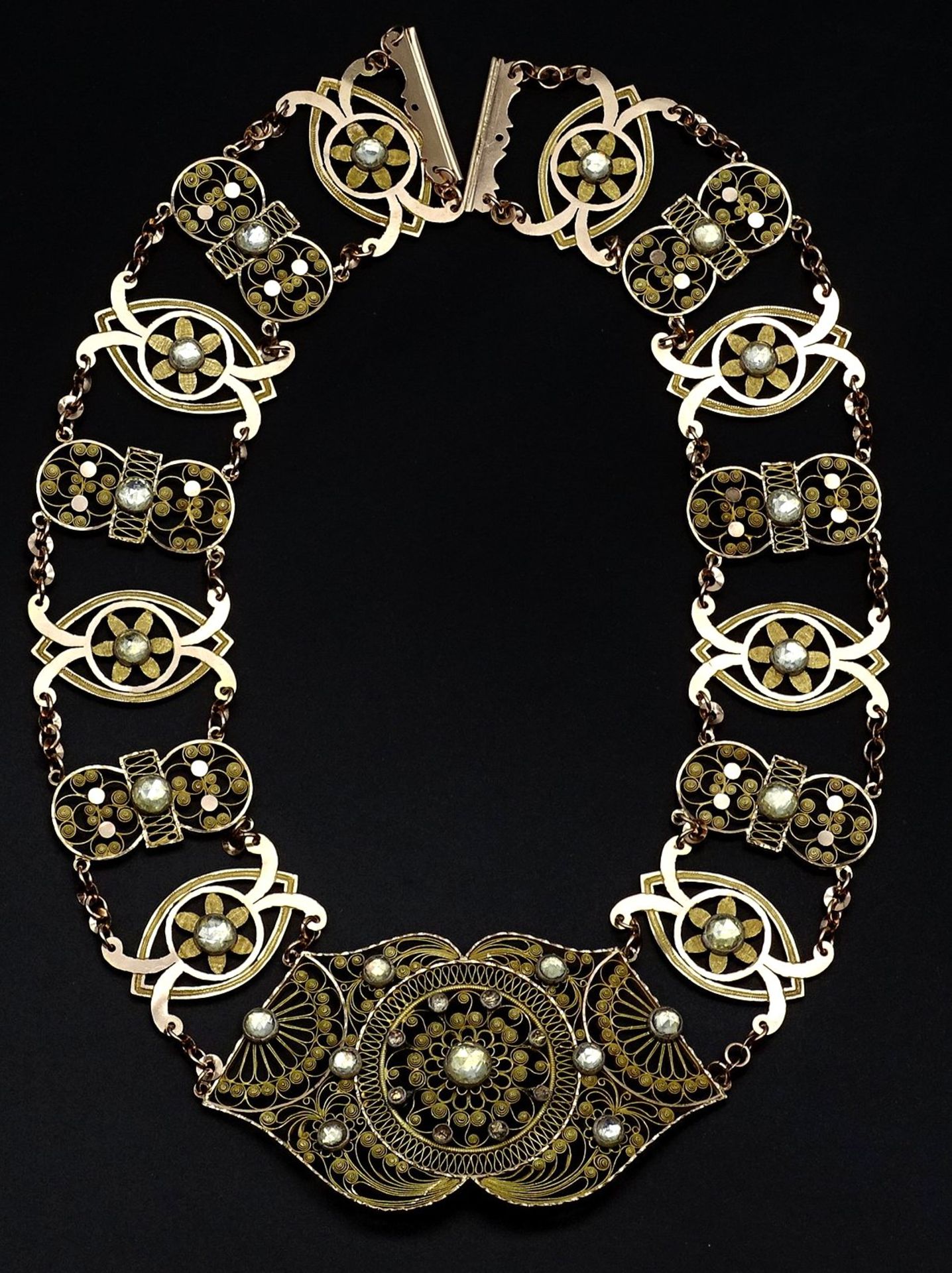 Antikes filigranes Gold Collier um 14K , wohl Friesland, Gold gepr., mit Strass, L. 36cm, 38g. - Image 2 of 16