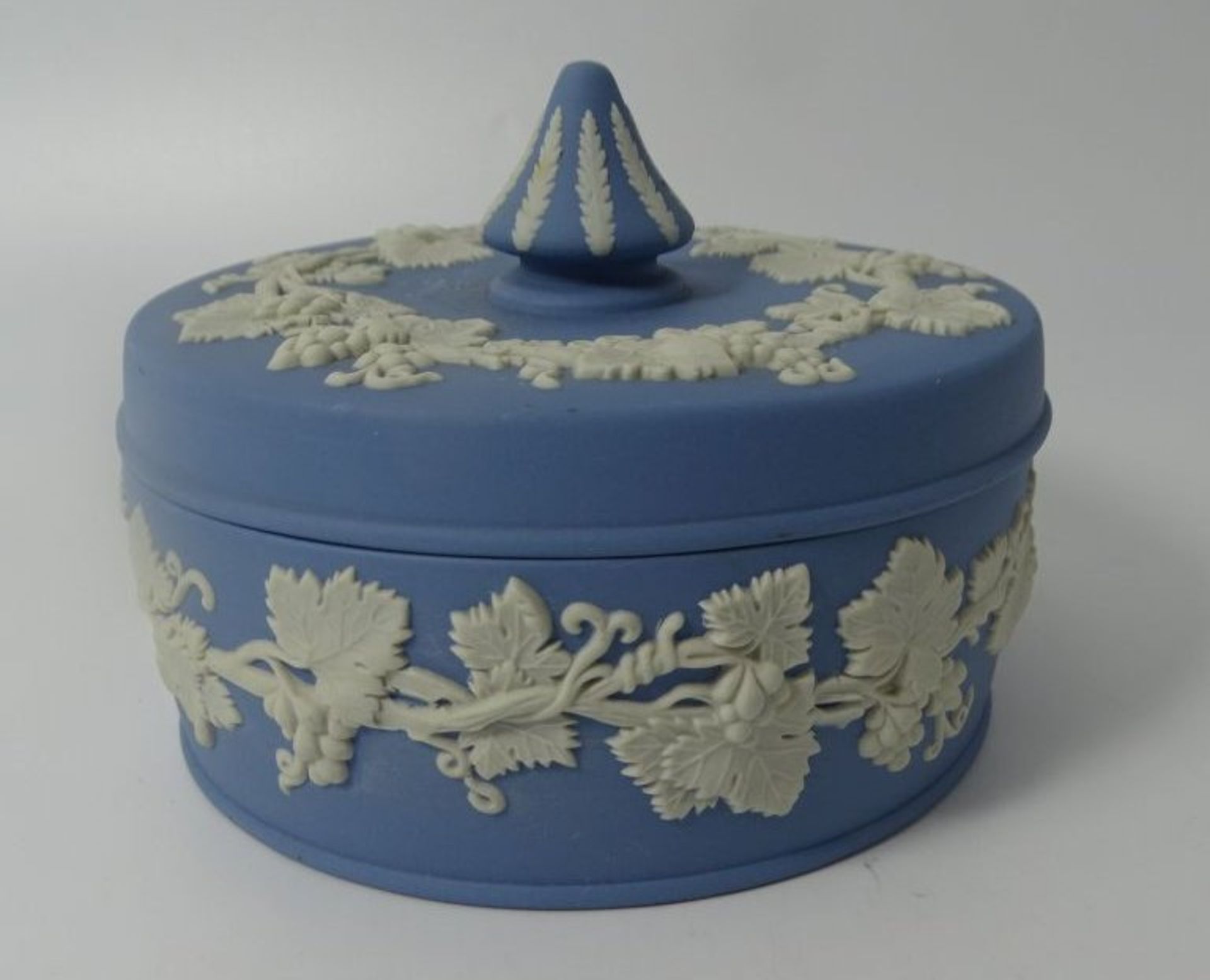 Deckeldose "Wedgwood", blau/weiss, H-8 cm, D-12 cm