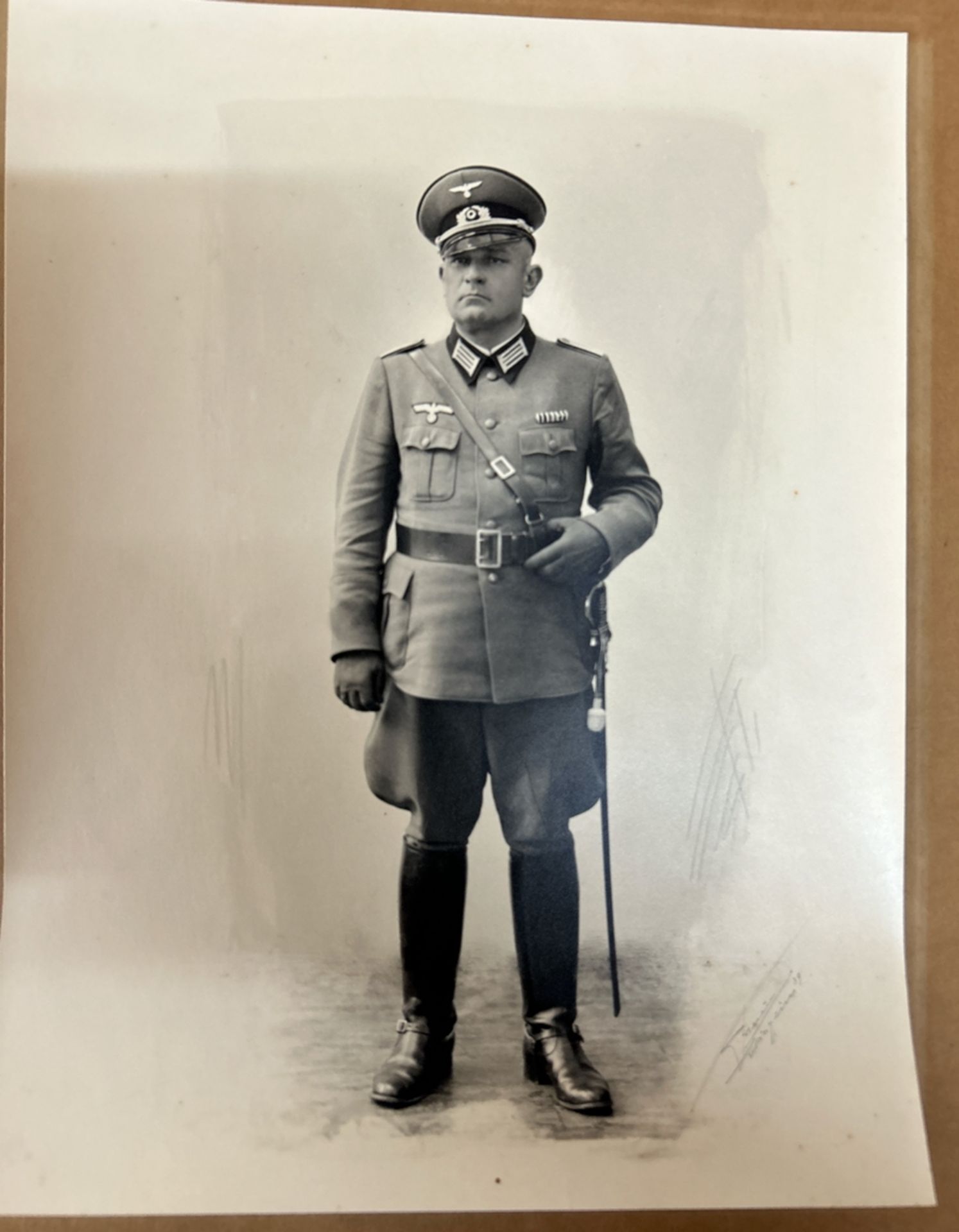 signiertes Foto eines Wehrmachts-Offiziers, dat. Berlin 1939, Gr. 30x23 cm und Foto eines Wehrmacht