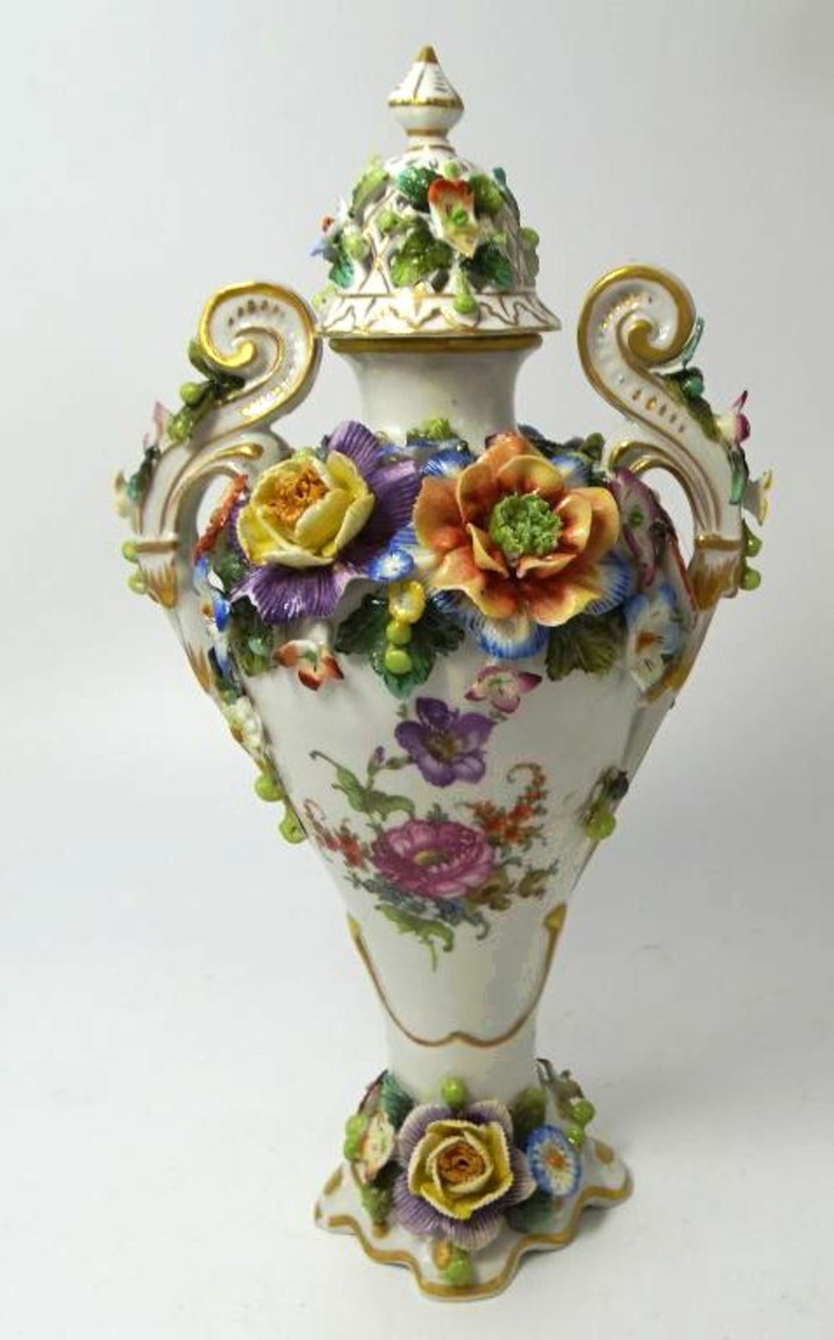 Poupourri Vase mit Blütenbesatz, Bienenkorbmarke, wohl Volkstedt, H-22 cm, einige Blüten mit Chips