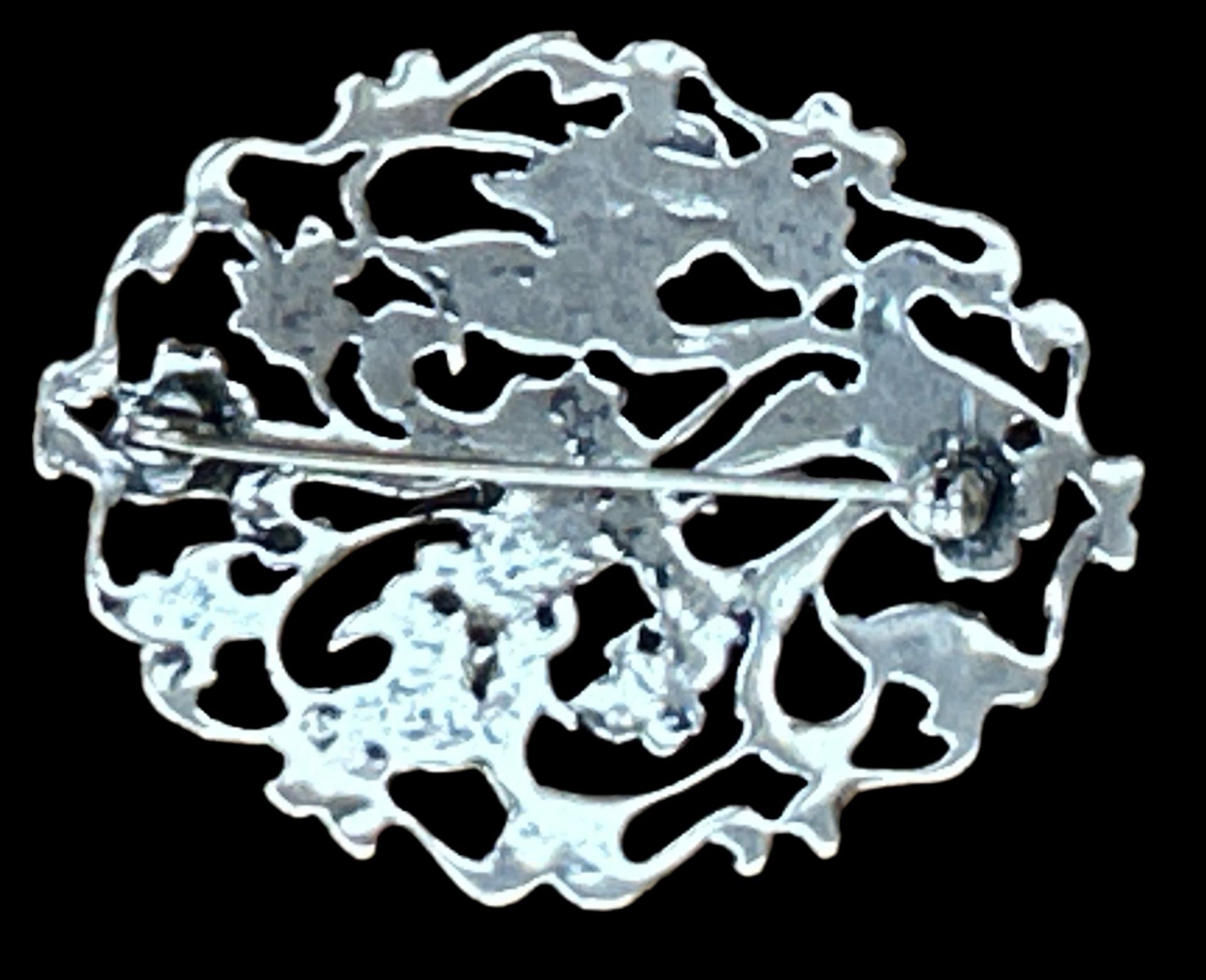 gr. Silber-Brosche.floral durchbrochen, undeutliche Punze, 5,5x4 cm, 15,1 gr. - Image 2 of 3