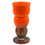 rote Vase, Stand mit Gräserdekor, H-19 cm