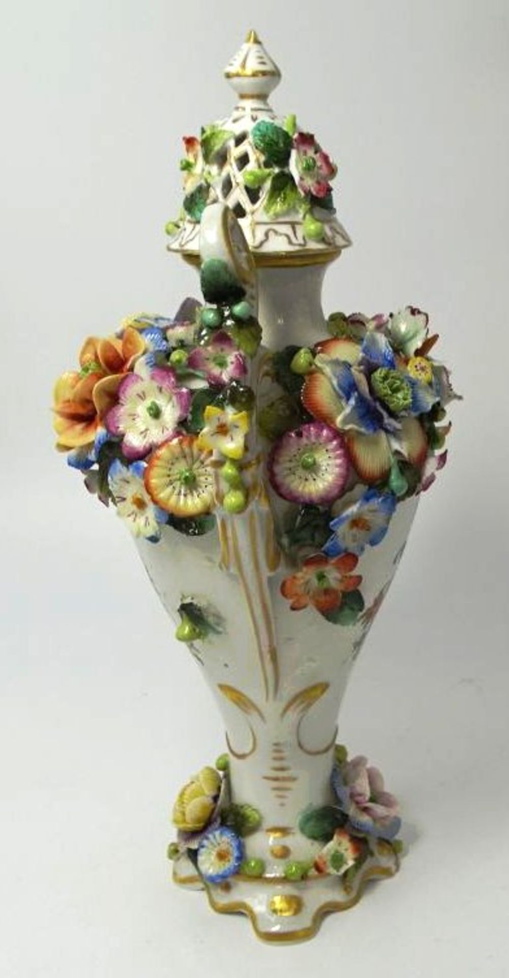 Poupourri Vase mit Blütenbesatz, Bienenkorbmarke, wohl Volkstedt, H-22 cm, einige Blüten mit Chips - Bild 3 aus 7