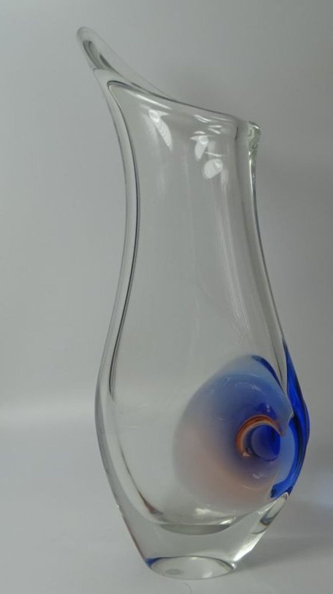 hohe klare Kunstglasvase mit blauen und rosa Aufschmelzung, H-31 cm - Image 2 of 5
