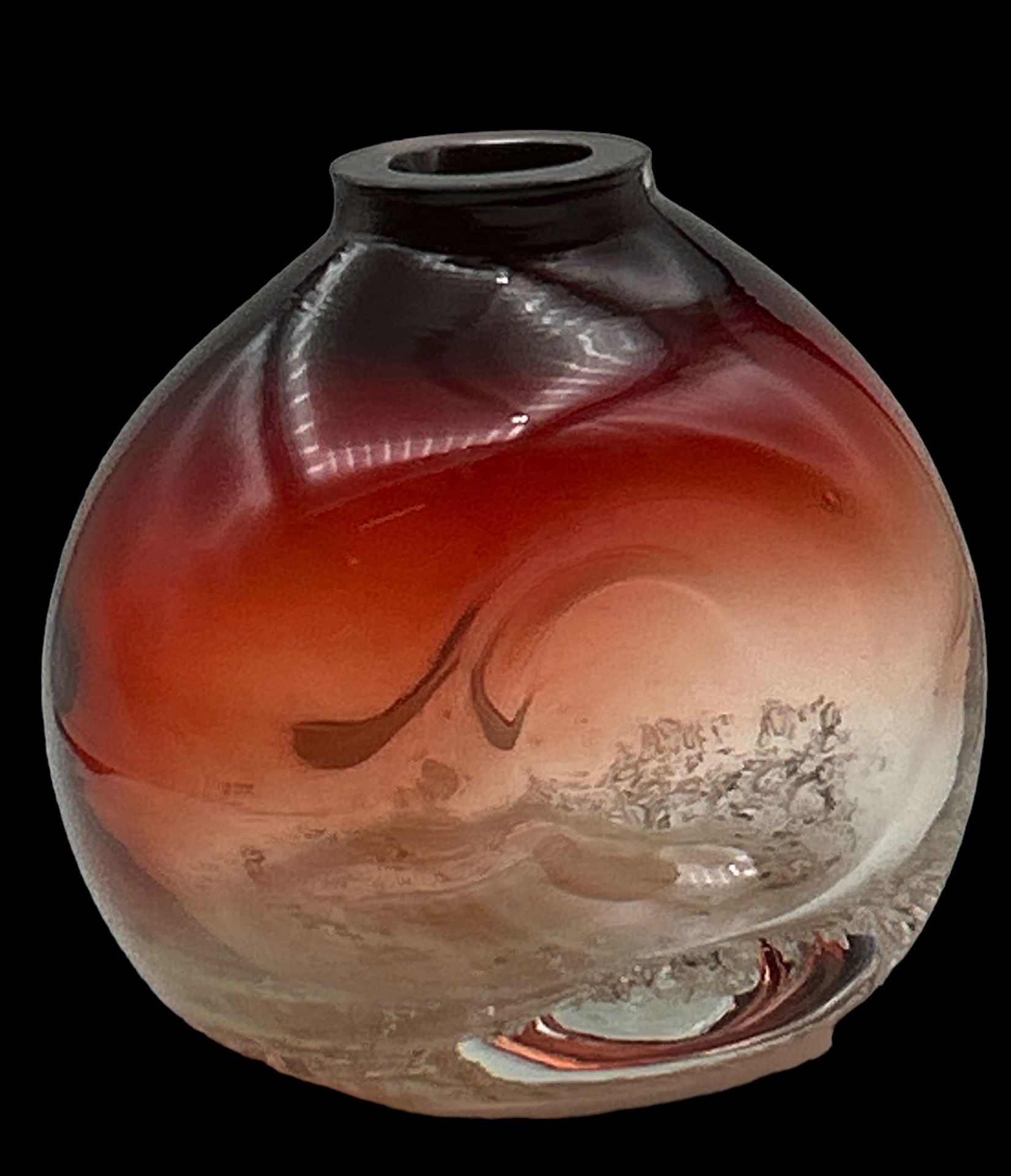 schwere, seitlich gedrückte Kunstglasvase "Zwiesel", rot/klar, H-16 cm, B-16 cm - Bild 3 aus 5