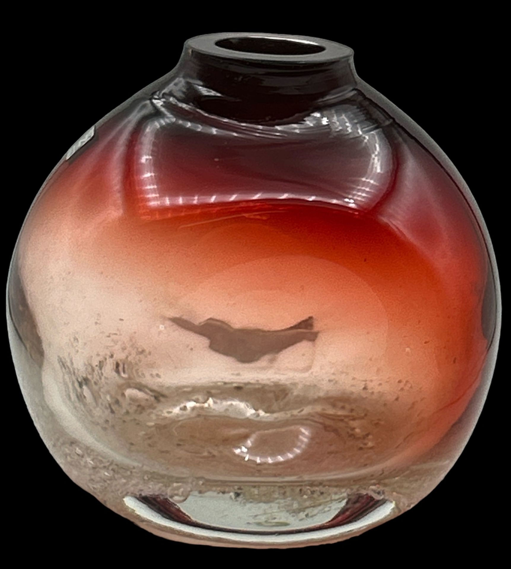 schwere, seitlich gedrückte Kunstglasvase "Zwiesel", rot/klar, H-16 cm, B-16 cm