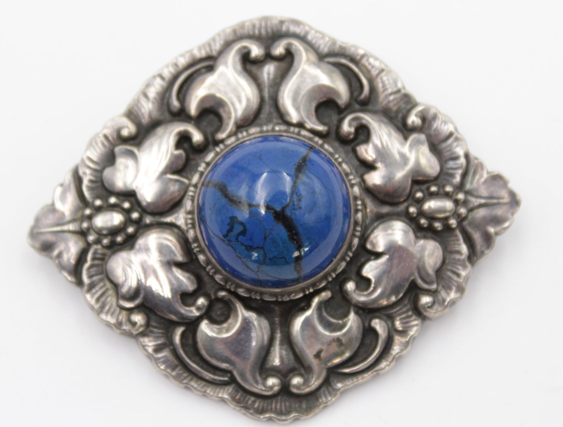 gr. Brosche, 800er Silber, blauer marmorierter Stein, 20/30er Jahre, 15,9gr., 5 x 6cm.