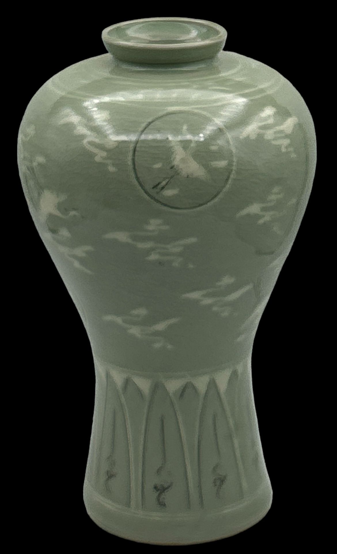 Seladongrüne Vase mit Reiherdarstellungen, China, H-22 cm