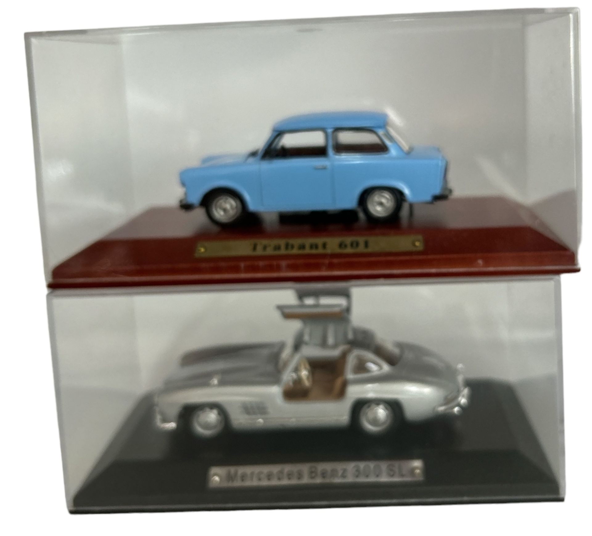 2 Automodelle in Display, Trabi und Mercedes