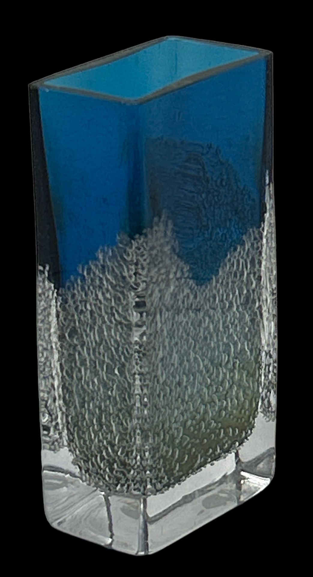 eckige Vase, blau mit Luftbläschen, wohl Zwiesel, H-15,5 cm, 7,5x3,5 cm