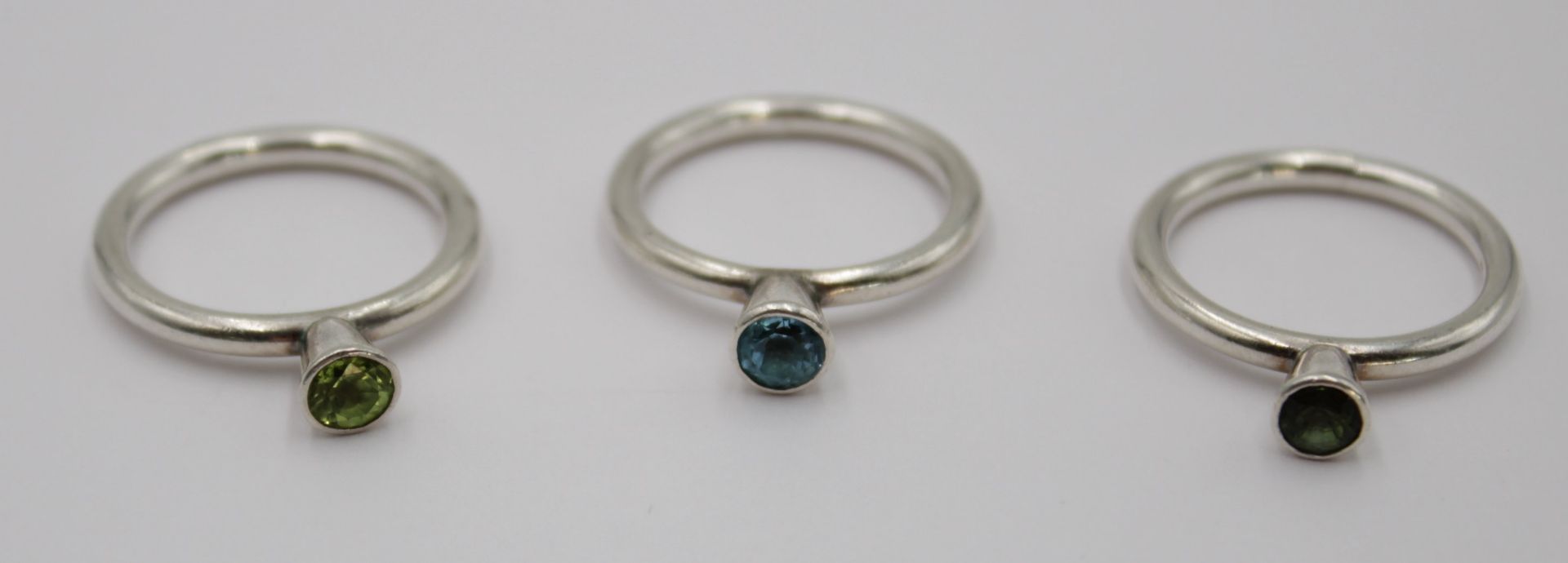 3x 925er Silber-Ringe, 2x grüne Steine 1x blauer Stein, zus. 11,2gr., ca. RG 58