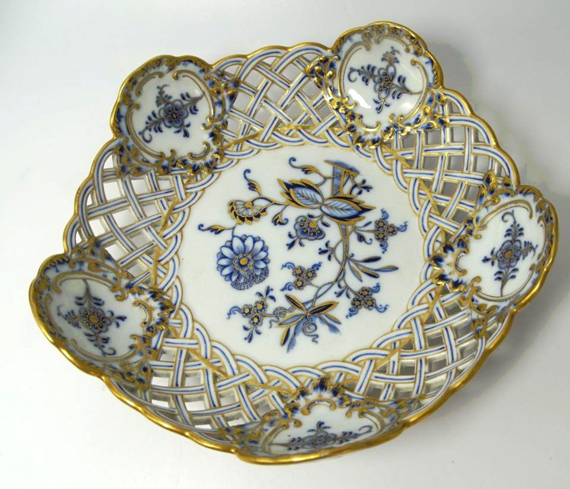 Tafelaufsatz-Schale "Meissen" reiches Zwiebelmuster mit Gold, anbei geklebter Stand, H-22 cm, D-22 