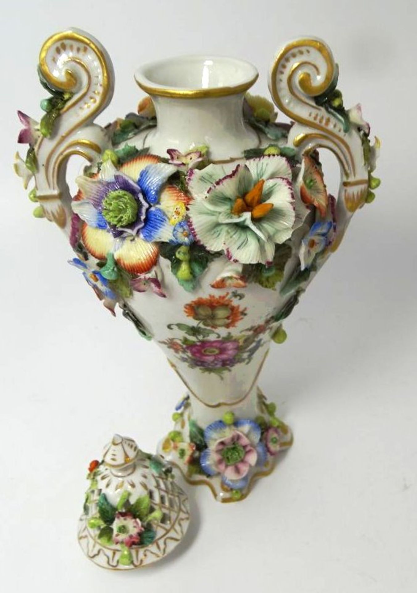 Poupourri Vase mit Blütenbesatz, Bienenkorbmarke, wohl Volkstedt, H-22 cm, einige Blüten mit Chips - Bild 4 aus 7