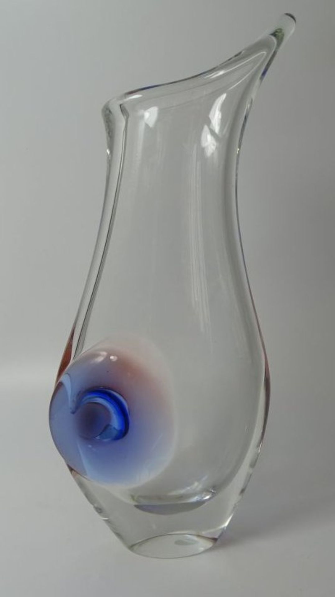 hohe klare Kunstglasvase mit blauen und rosa Aufschmelzung, H-31 cm
