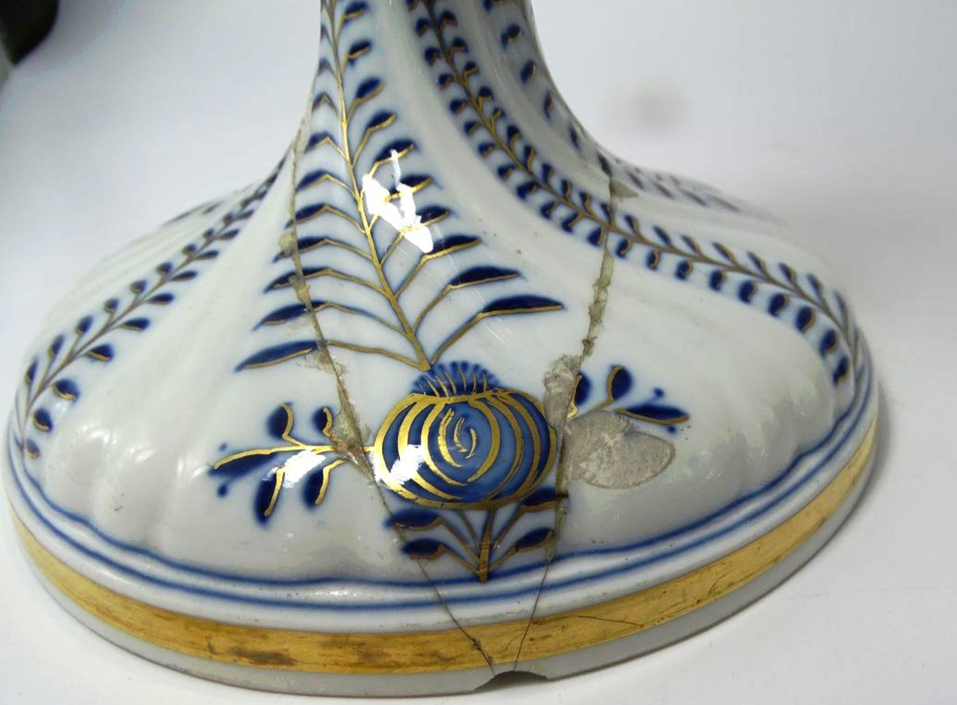 Tafelaufsatz-Schale "Meissen" reiches Zwiebelmuster mit Gold, anbei geklebter Stand, H-22 cm, D-22  - Bild 12 aus 15