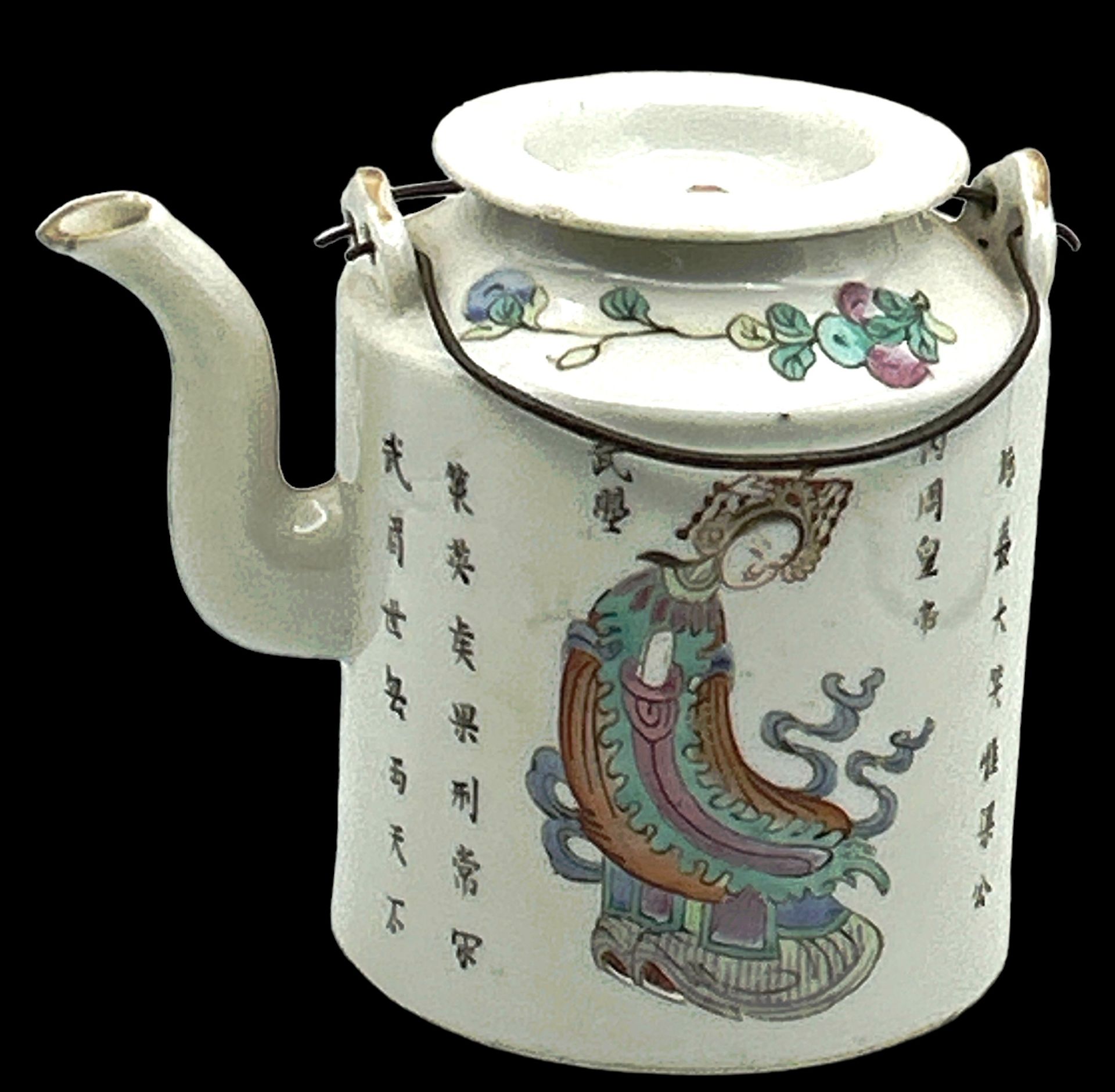 China Teekanne, bemalt mit Figuren und chines. Schriftzeichen, Deckelrand und Innenrand minimale Ab