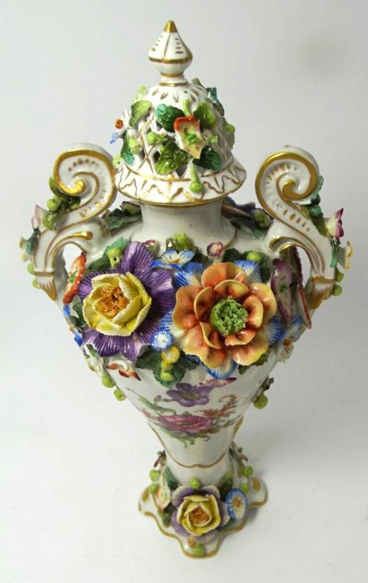 Poupourri Vase mit Blütenbesatz, Bienenkorbmarke, wohl Volkstedt, H-22 cm, einige Blüten mit Chips - Bild 2 aus 7