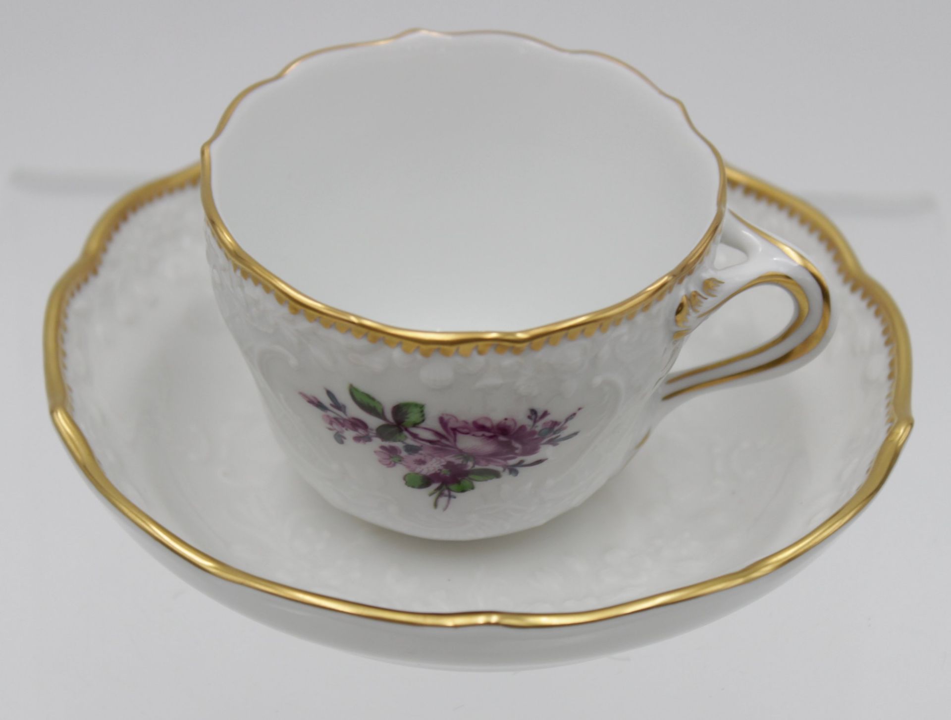 Mokkatasse m. U.T., Meissen, Schwertermarke, Blumenbemalung, Reliefdekor, 1. Wahl, Tasse H-5cm.