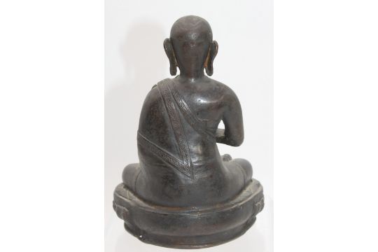 Buddha mit Schale auf Lotustrohn, Bronze, wohl China, älter, ca. H-18cm - Image 3 of 4