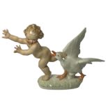 Figur "Vor Gans fliehender Junge" Hutschenreuther, H-16 cm, L-ca. 25 cm