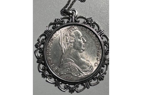 gr. Münzanhänger , Maria Theresientaler mit Silber-835- Fassung und Kette, zusammen 44,4 gr. - Bild 3 aus 3