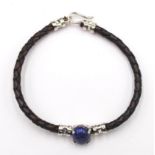 Lederarmband mit 925er Silbermonturen sowie Lapis-Cabochon, ca. L-20cm
