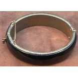 2x Modeschmuck, ein Armreif, schwarz emailliert, ein grosser Herzanhänger, vergoldet und klare Stei