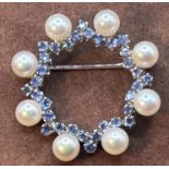 Weissgoldbrosche -750- mit 8 Perlen, blauen Steinen, 7 gr., D-3 cm