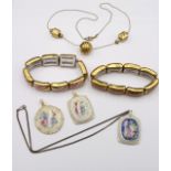 6 Teile Porzellanschmuck, Armbänder und Anhänger, ungermarkt