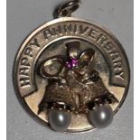 Goldanhänger-585-, "Happy Anniversary" 2 Perlen und Rubin, 6,2 gr., D-2,5 cm, verso Namensgravuren
