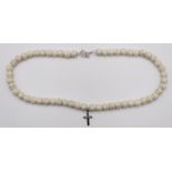 Halskette, weiße marmorierte Steine sowie Silberkreuz (Jerusalem), L-40cm