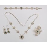 Silber-Set, Kette, Armband, Ohrhänger u. Brosche, je mit grünem Stein, zus. 39,2gr., L-48cm, L-18,5