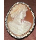 Muschelcamee mit Frauenportrait, Silberfassung-800-, Brosche bzw. Anhänger, 4x3 cm