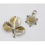 Brosche in floraler Form sowie filigraner Edelweiß-Anhänger, je Silber, zus. 6,2gr., Brosche 3 x 3,