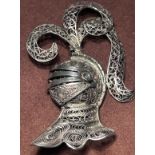 gr. filigrane Silberbrosche, Ritterhelm, bewegliches Visier, ca. 6x4 cm, 11,5 gr