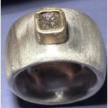 massiver, breiter Silberring-925-, dkl. Stein umhüllt von ca. 18 KT Gold (geprüft), RG ca. 60, 44,7